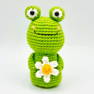 Crochet Frog with Daisy Amigurumi PDF Pattern (2)