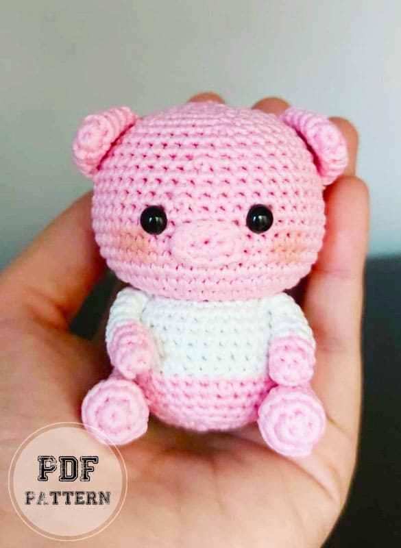 Keychain Crochet Pig PDF Amigurumi Pattern (2)