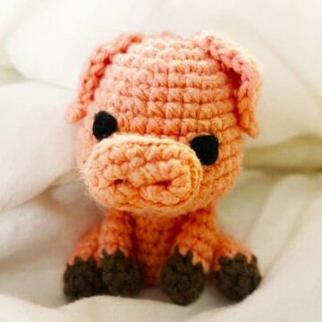 Beginner Pig Crochet Keychain PDF Free Pattern (1)