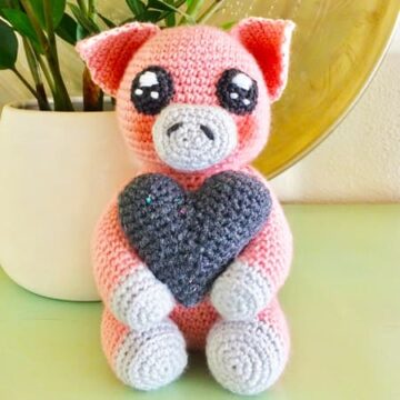 Valentine Day Crochet Pig Amigurumi PDF Free Pattern (1)