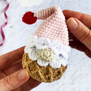 Valentine Gnome Waffle Free Amigurumi Pattern (2)