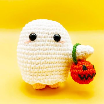 Little Ghost with Pumpkin Bag Crochet Pattern (1)