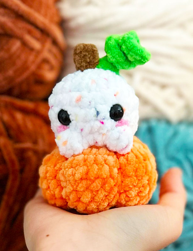 Plush Ghost in Pumpkin Free Amigurumi Pattern (2)