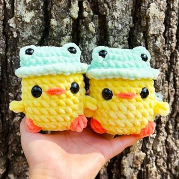 Chubby Duck with Frog Hat Crochet PDF Pattern (1)